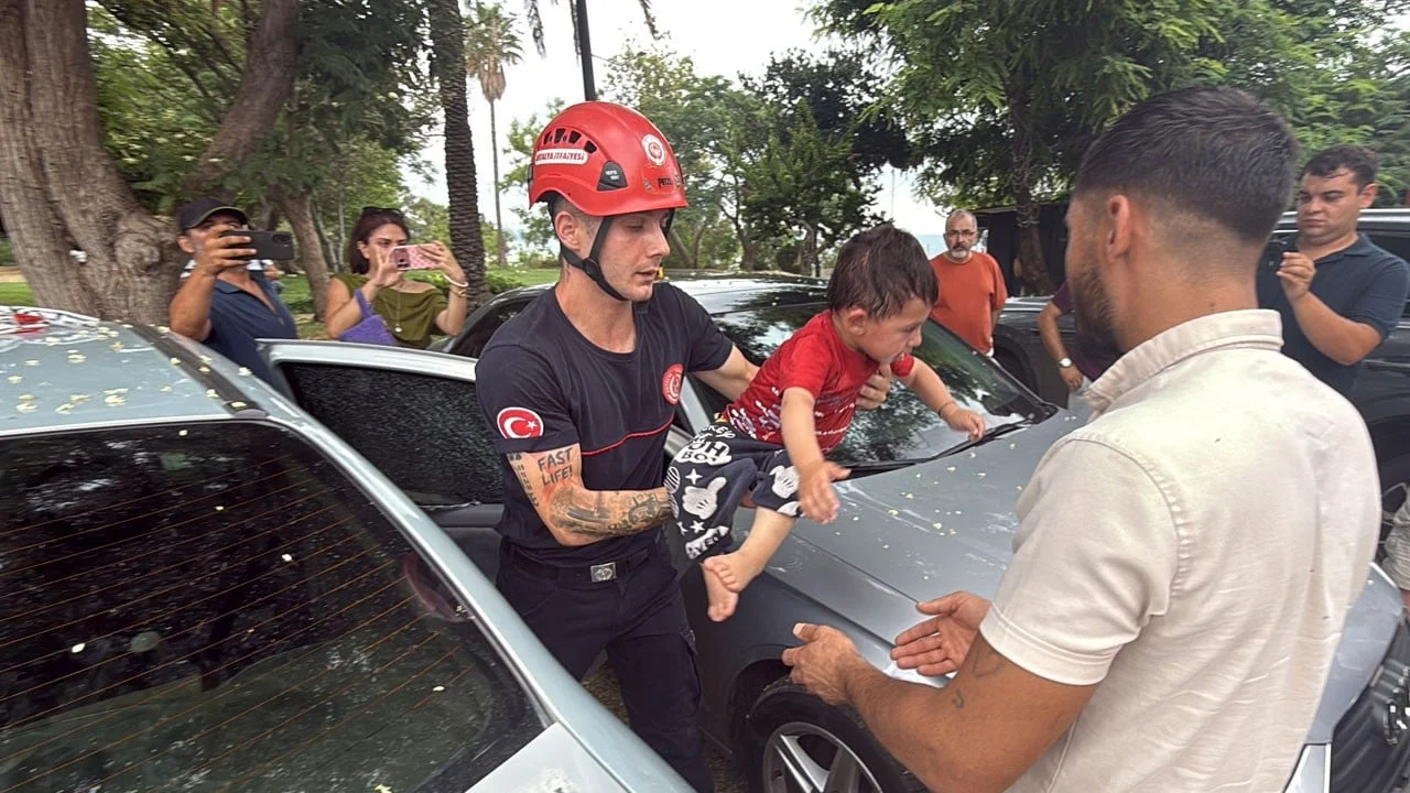 Elindeki anahtar kapıları kilitledi! 1 yaşındaki Firuz araçta mahsur kaldı
