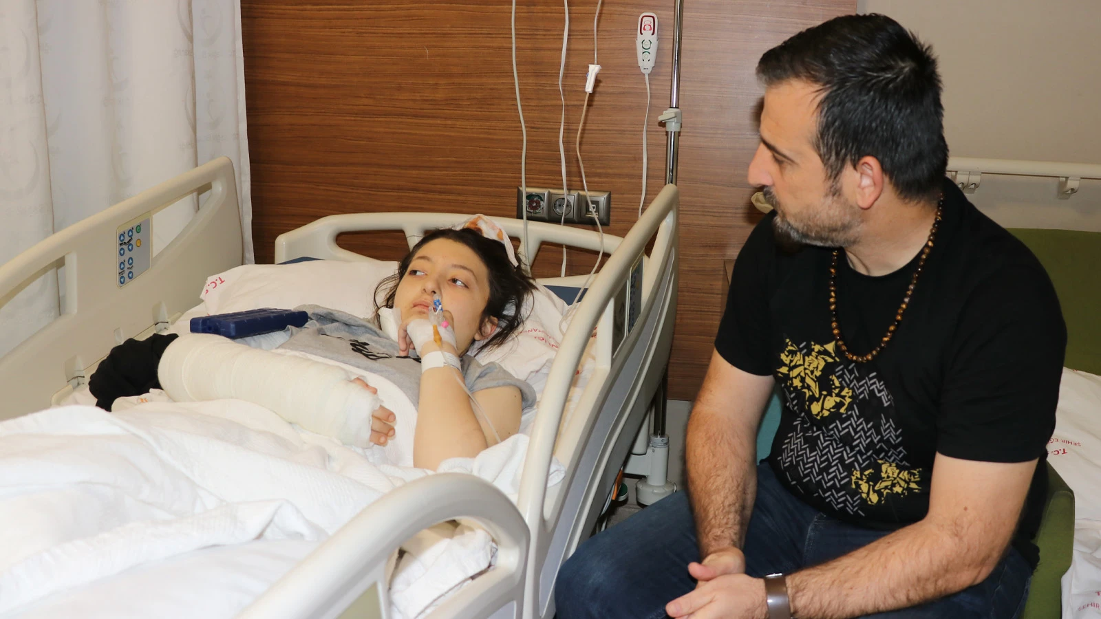 Adana'da 12. kattan düşen çocuk hayata tutundu