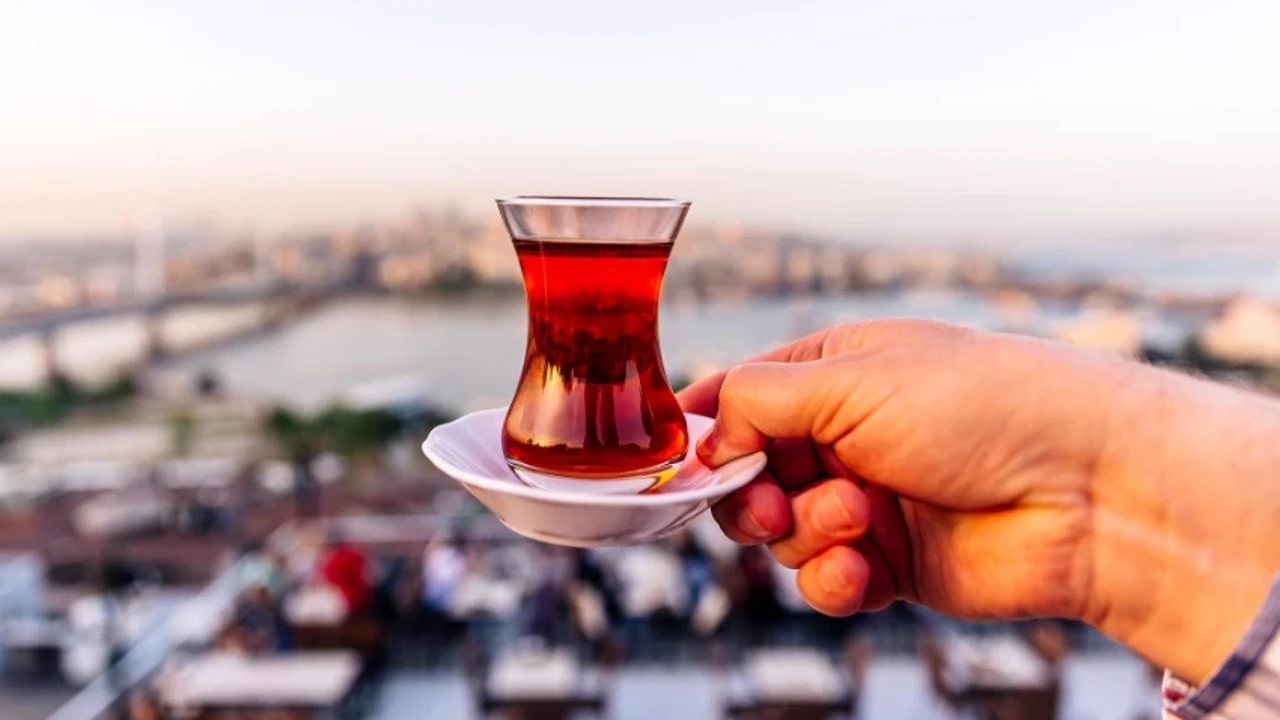 Çay diye içtik... İçinden yasaklı boya çıktı