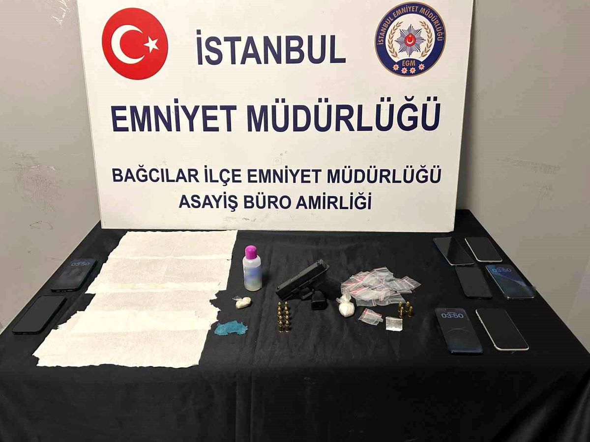 Bağcılar'da bir evde uyuşturucu madde bulunduran ve aranması bulunan 5 şüpheli tutuklandı