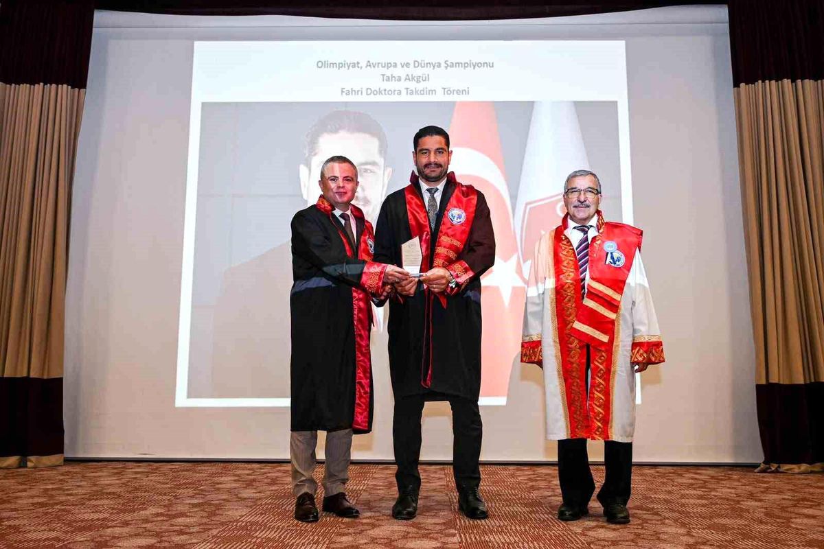 Taha Akgül'e fahri doktora ünvanı verildi
