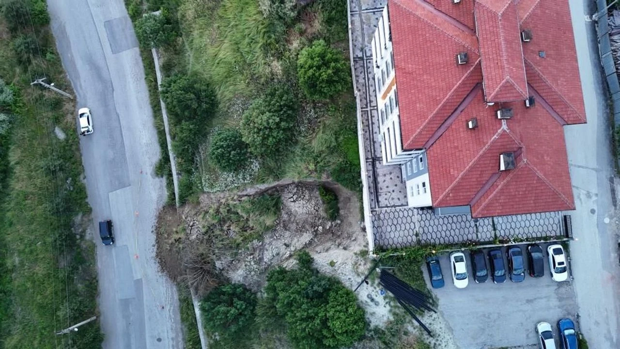 Karabük'te heyelan tehlikesi: Toprak kütlesi yola indi