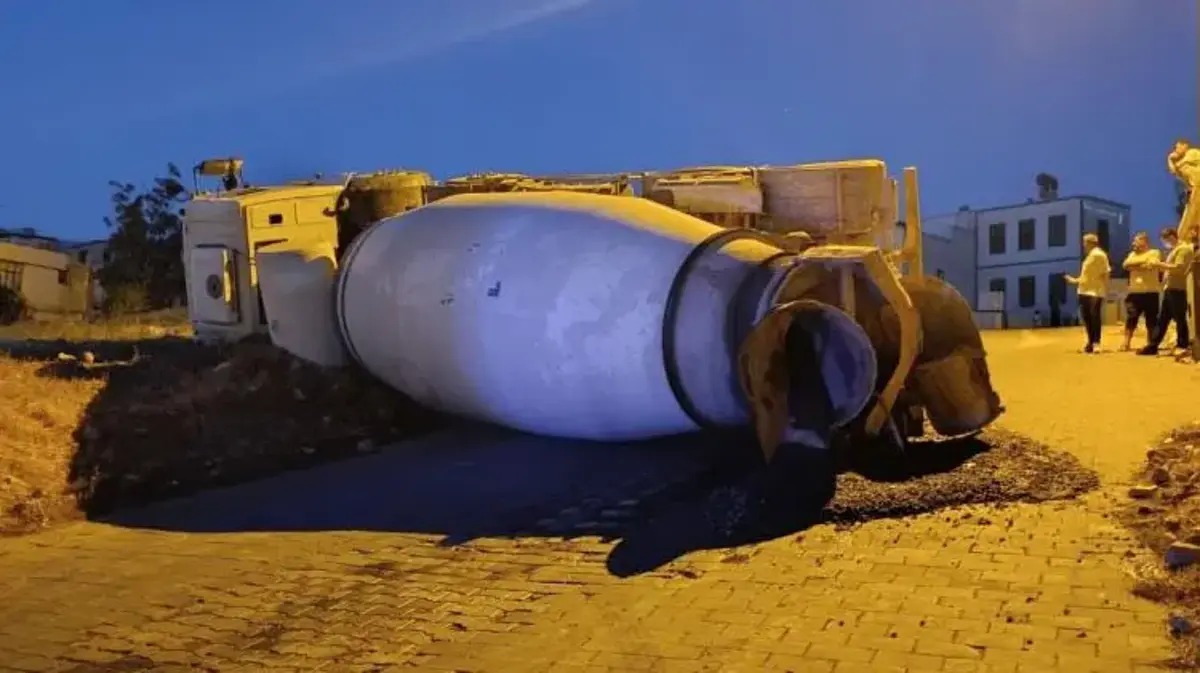 Kahramanmaraş'ta kontrolden çıkan beton mikserinin devrildi