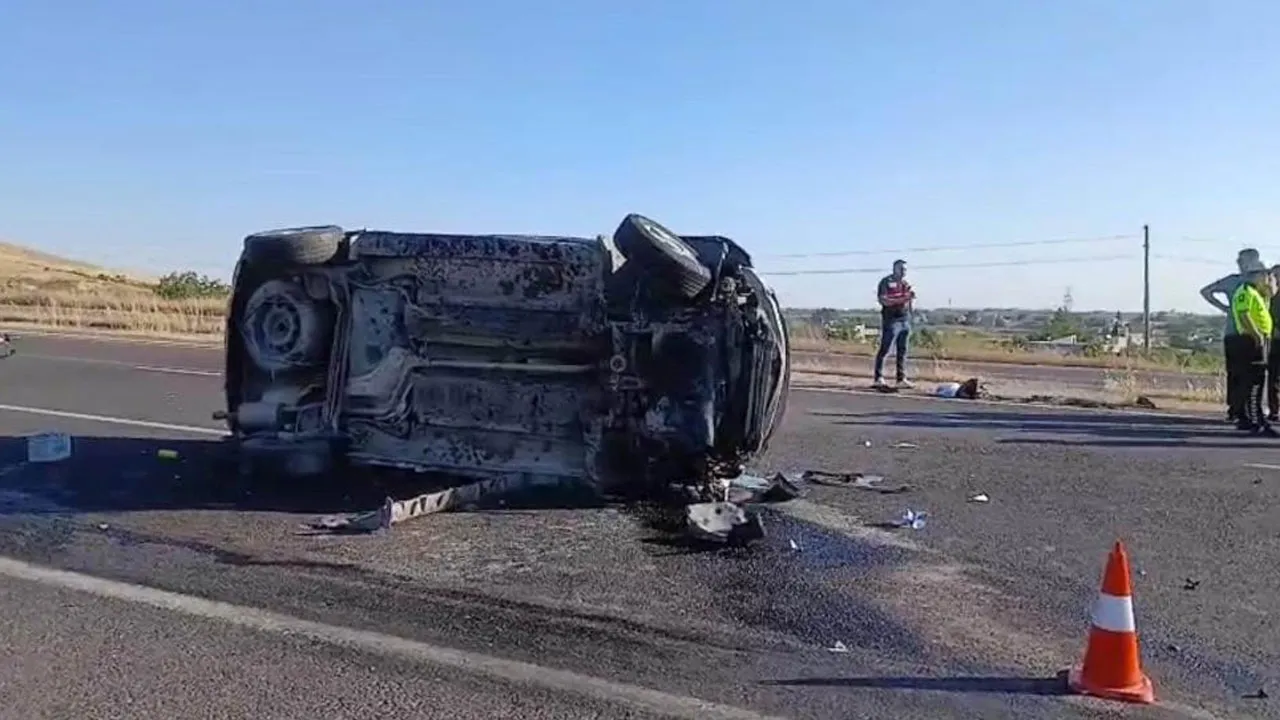Şanlıurfa'da feci kaza!! Otomobilin altı üstünü gördü, 2 kişi öldü