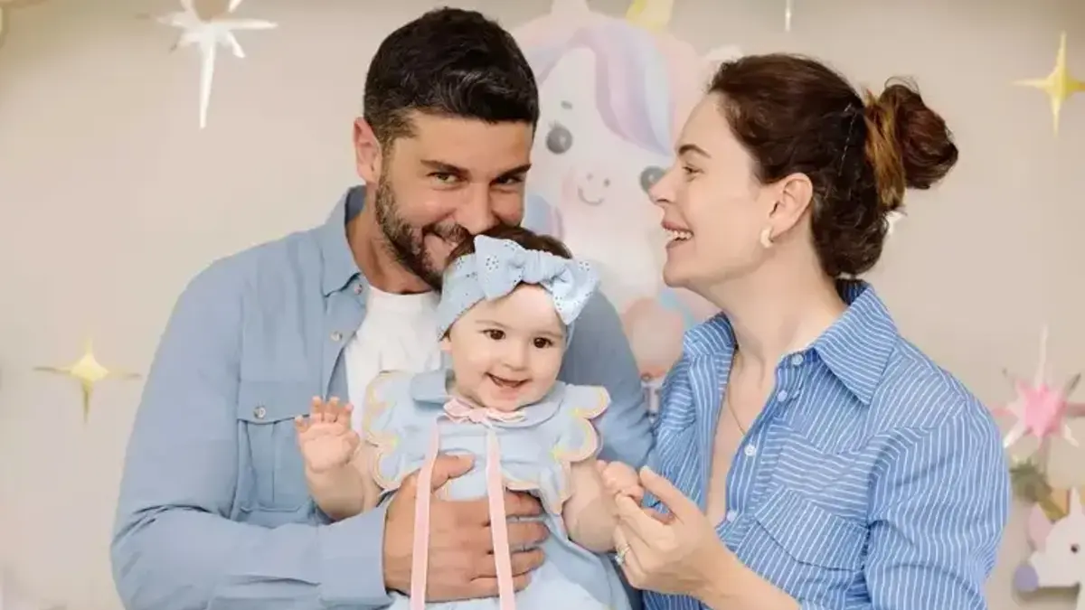 Yıldız Çağrı Atiksoy'dan Kızıyla Eğlenceli Paylaşım: Hangi Şarkıyı Söylüyor Anlayan Var mı?