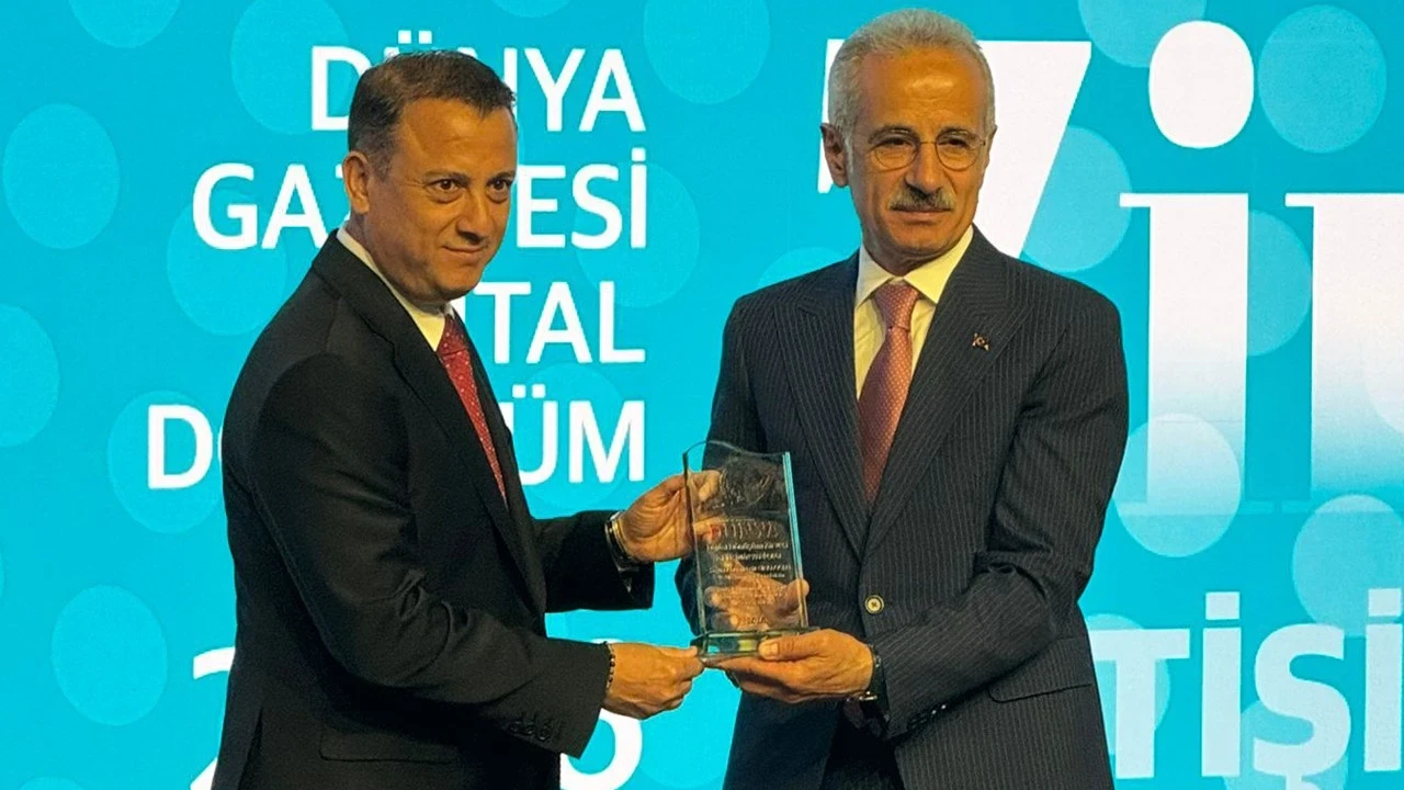 Dünya'dan ses getiren zirve... Kemal Akkaya'dan Bakan Uraloğlu'na teşekkür plaketi