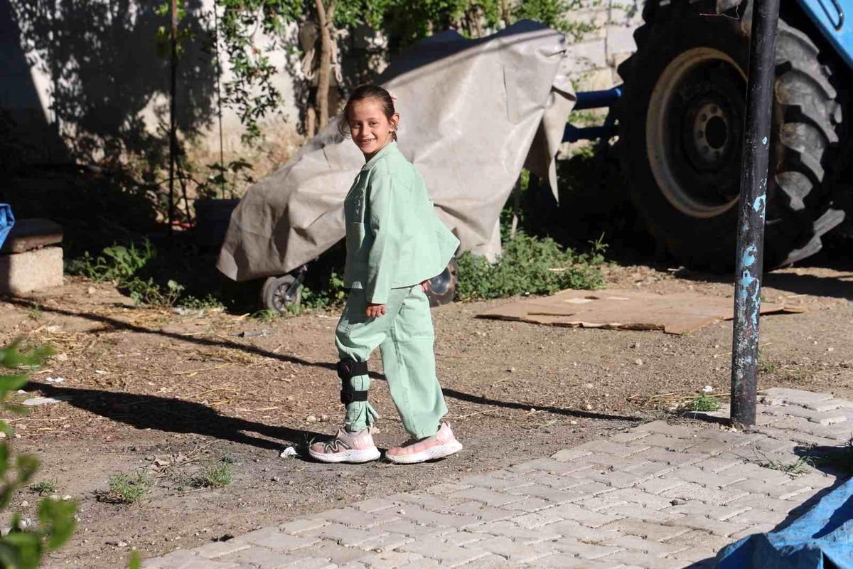 Depremde ailesini kaybeden Zeynep, amcasına 'baba', yengesine 'anne' diyerek hayata tutundu