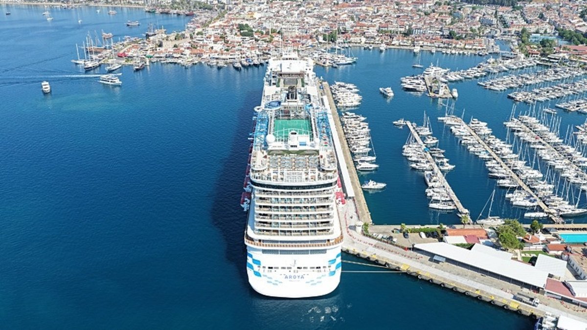 "Aroya" kruvaziyeri Marmaris'e 2 bin 667 turist getirdi