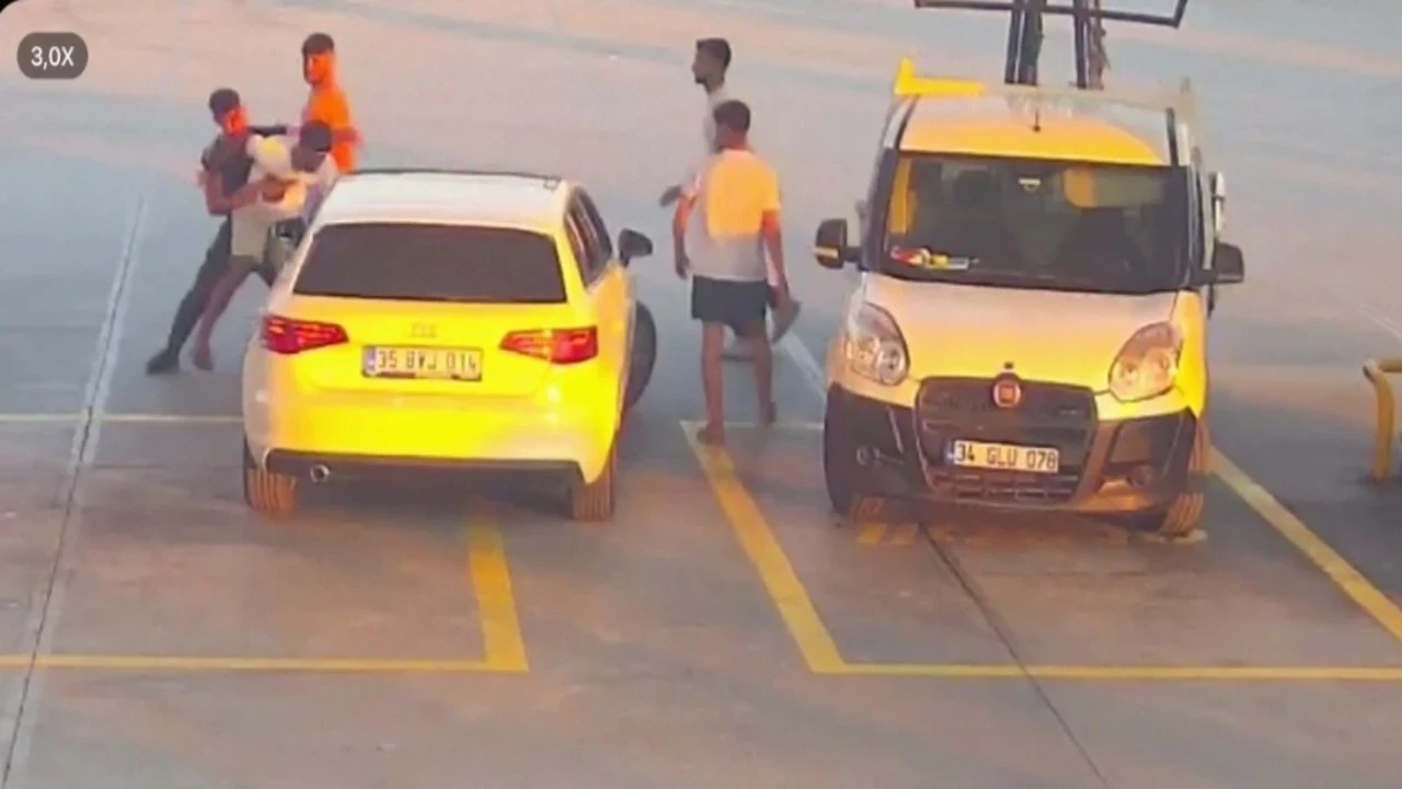 Yol verme tartışması akaryakıt istasyonunda son buldu! 3 dakika boyunca tekme tokat giriştirler!