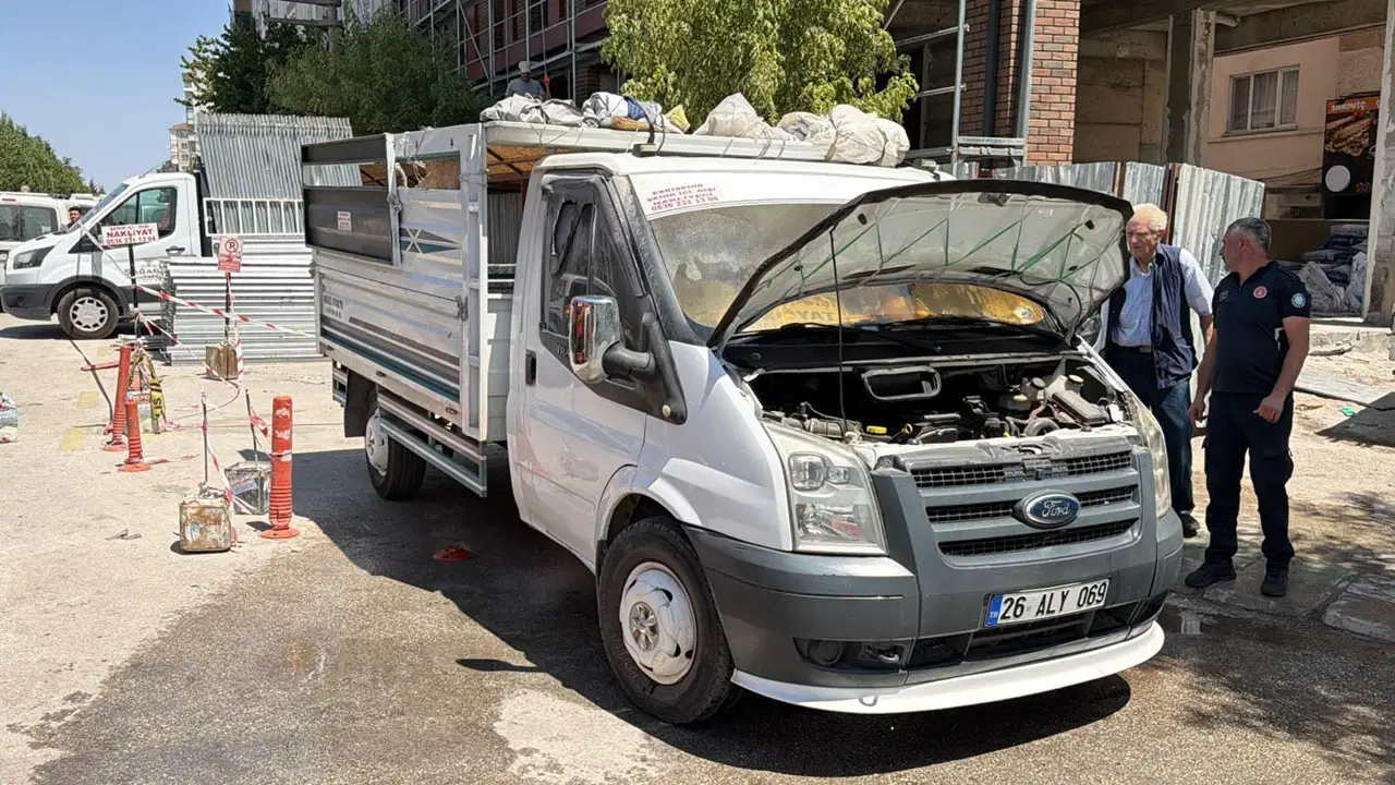 Park halindeki aracın navigasyon cihazından yangın çıktı
