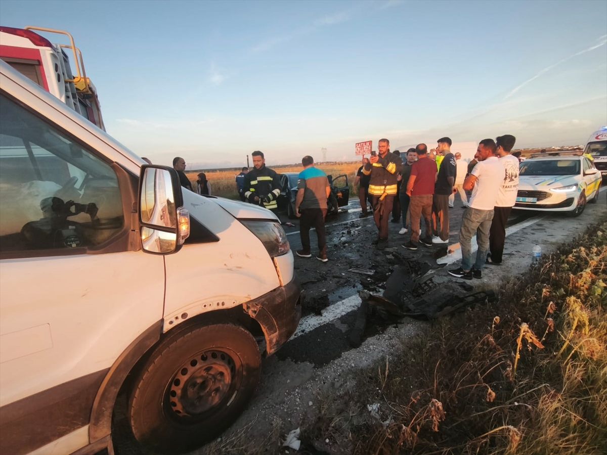 Tekirdağ'da ticari araç ile otomobilin çarpıştığı kazada 3 kişi yaralandı