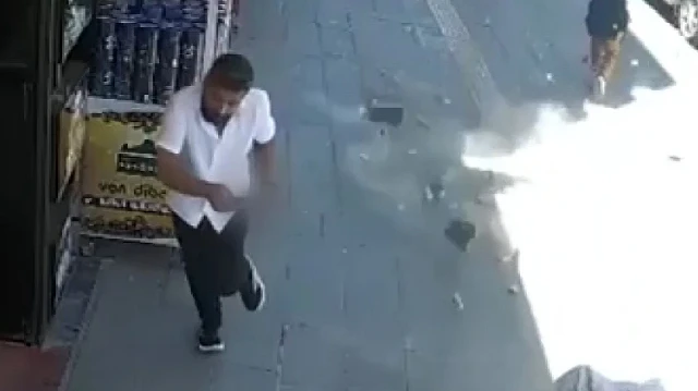Van'da korku dolu anlar kamerada: Binadan kopan beton parçalarından saniyelerle kurtuldular