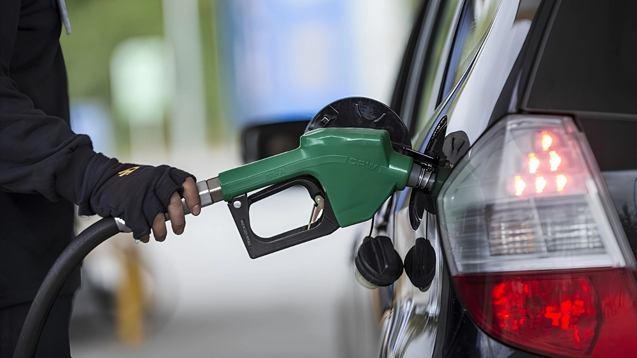 Sürücüler indirim beklerken fena vuruldu: Petrol çakılırken zam geldi!
