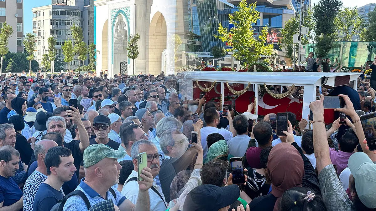 Binlerce kişi yalnız bırakmadı! Kadir İnanır son yolculuğuna böyle uğurlandı