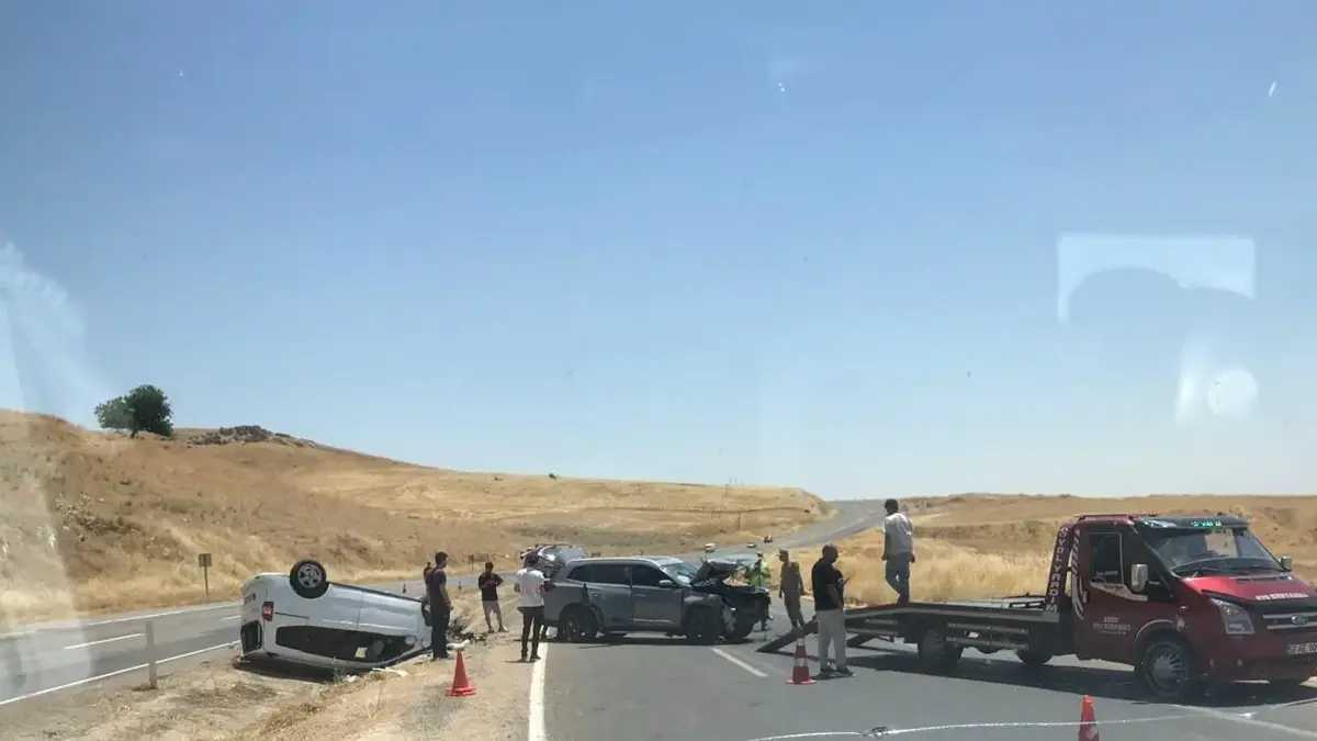Cip ile hafif ticari araç çarpıştı; 1'i ağır, 9 yaralı