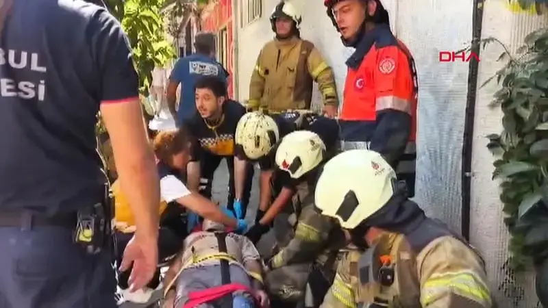 Kadıköy'de yıkımı yapılan binada kısmi çökme