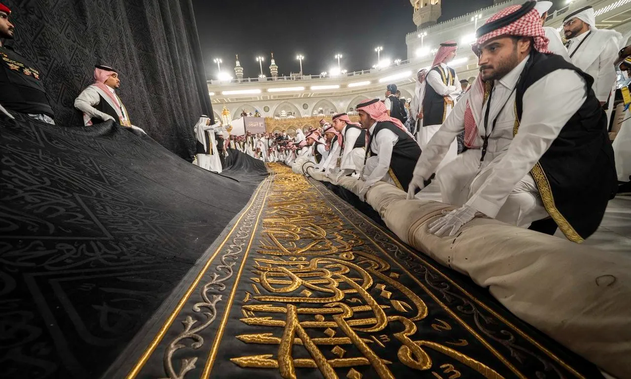 Hicri yılbaşı geleneği bozulmadı! Yeni Kabe örtüsü böyle değiştirildi