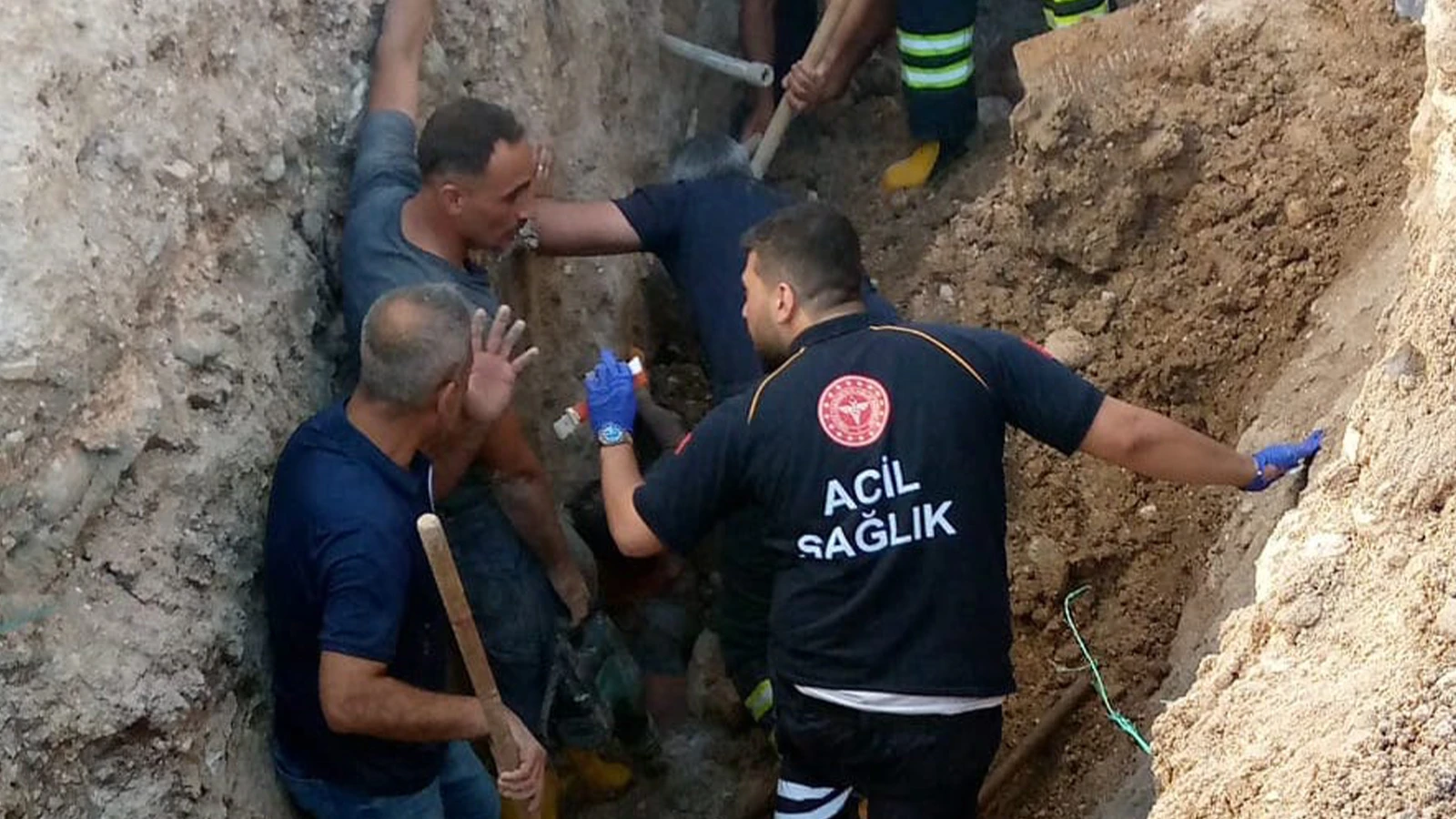 Kanalizasyon kazısında göçük; bir işçi kurtarıldı