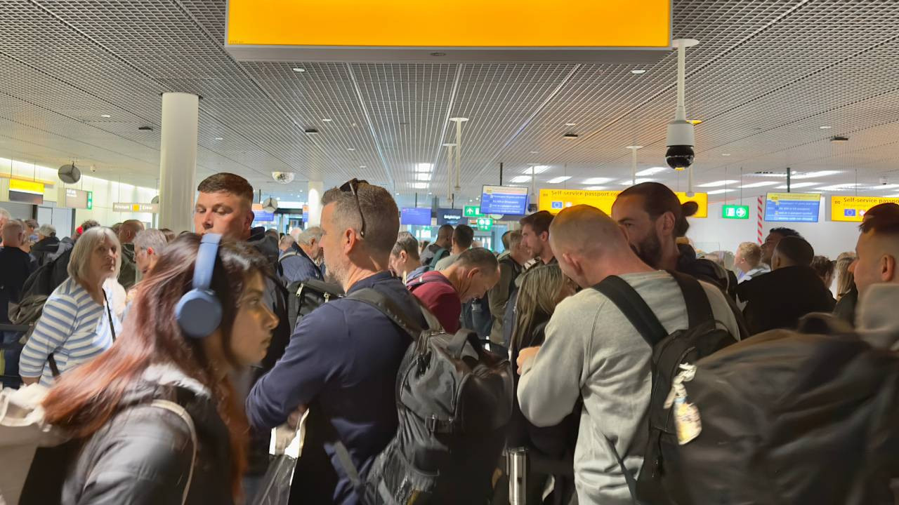 Avrupa'da biyometrik pasaport krizi: Yeni schengen sistemi havacılığı kilitledi