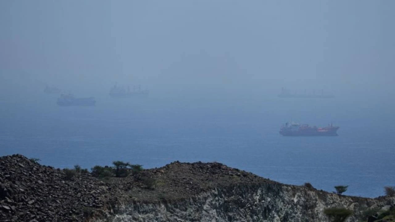 İran duyurdu: ABD, Hürmüz'ün kilit noktası Lark Adası'nı vurdu