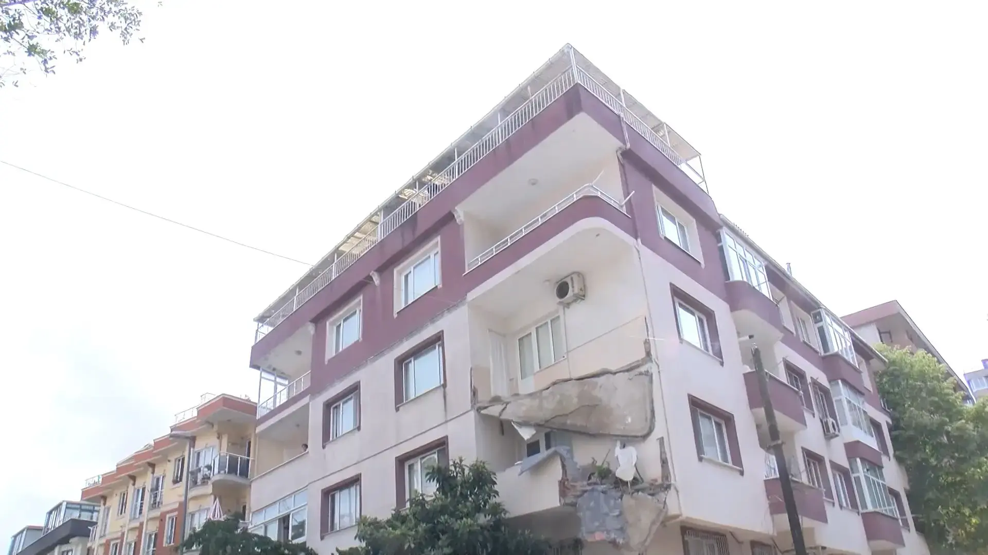 Küçükçekmece'de 5 katlı binada dairenin balkonu çöktü: Deprem oluyor zannedildi