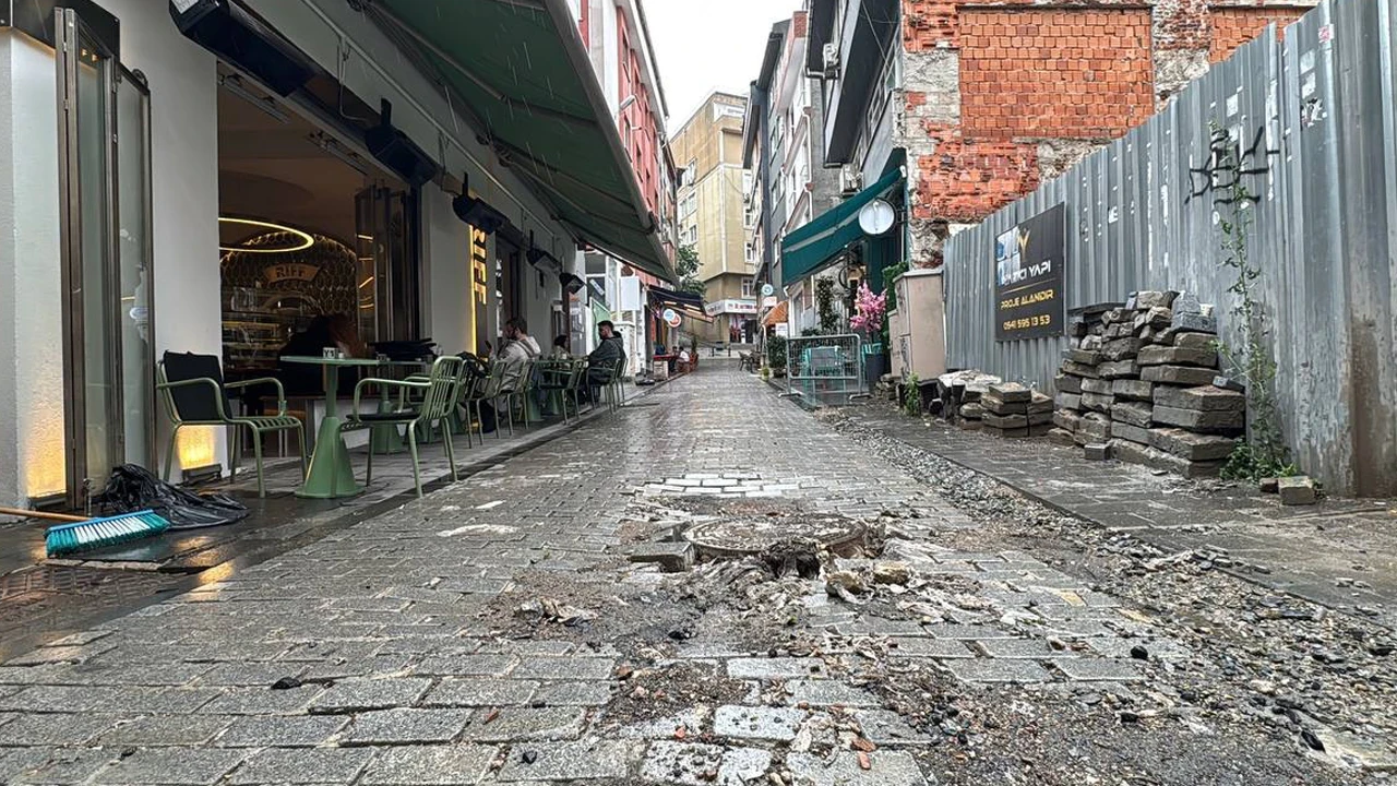 İstanbul'da Sağanak Vurdu: Üsküdar’ın Ünlü Gastronomi Sokağı Göle Döndü