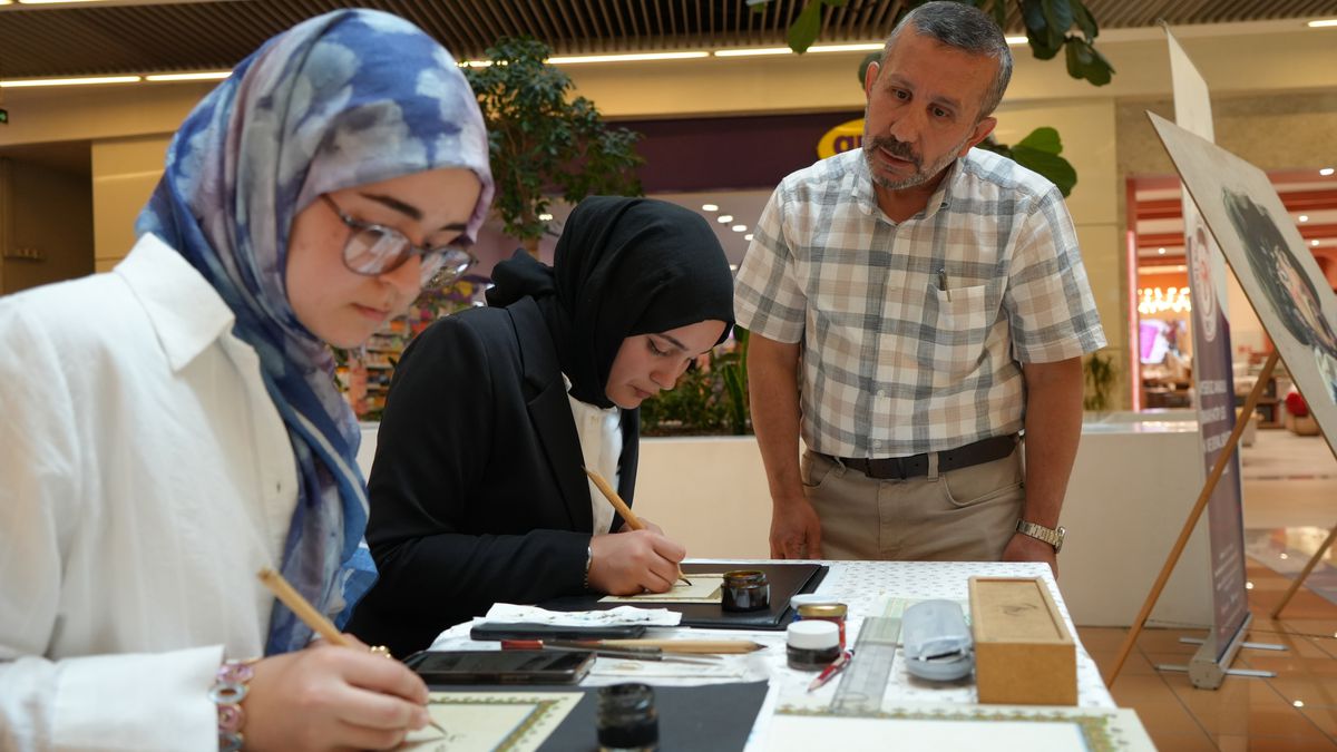Türk Dili ve Edebiyatı Öğretmeni Mehmet Aydoğdu, 'Hüsnühat' Sanatını Öğrencilere Öğretiyor