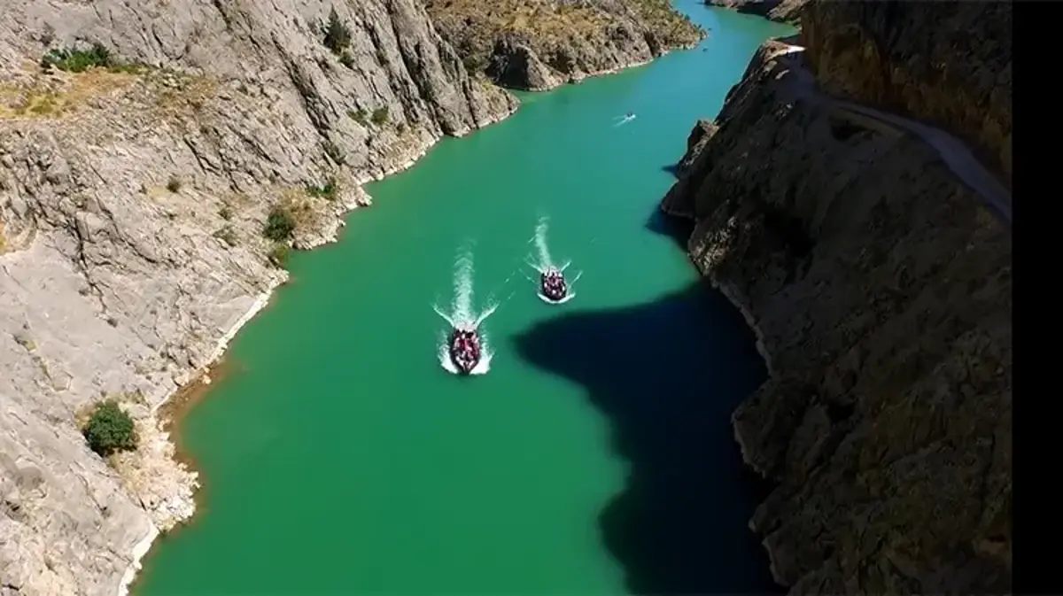 Fırat'ın serin sularında macera başladı: Karanlık Kanyon’da bot safarisi
