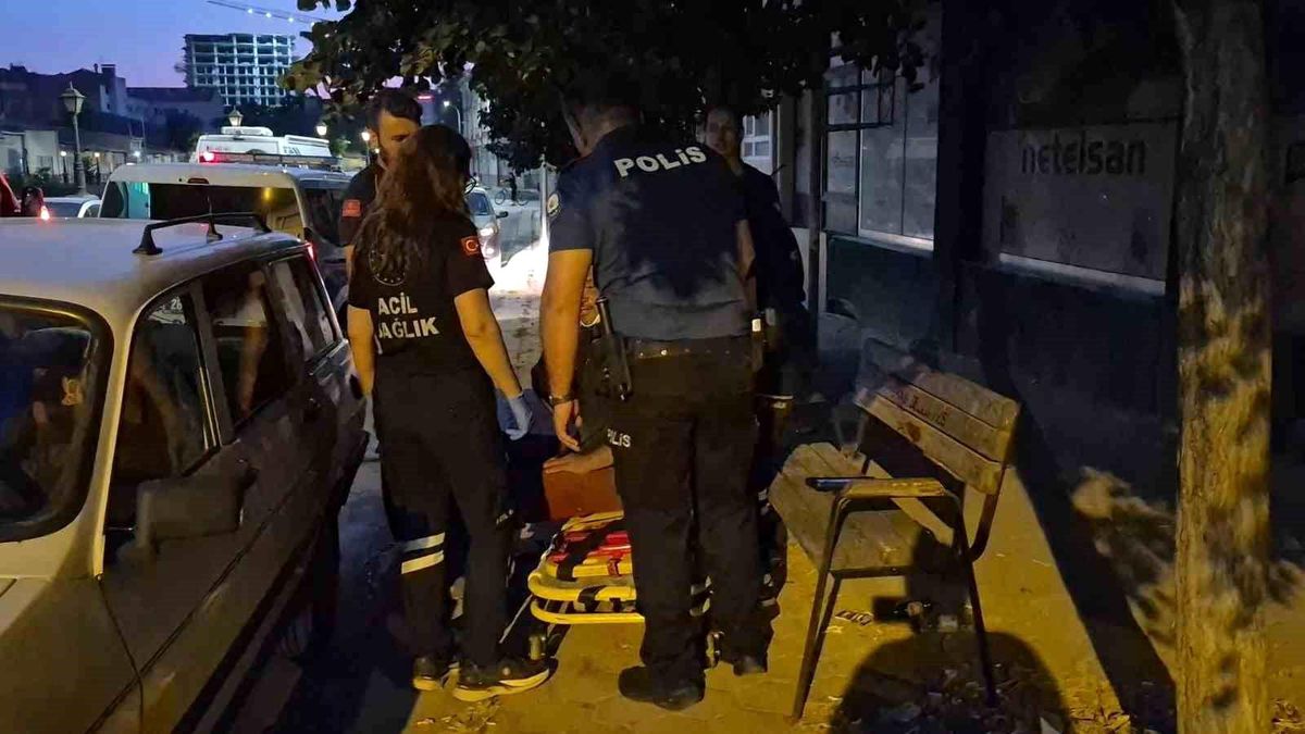 Alkol alıp bayılan şahıstan yardım etmeye çalışan ekiplere tepki: "Sen beni tanıyor musun?"