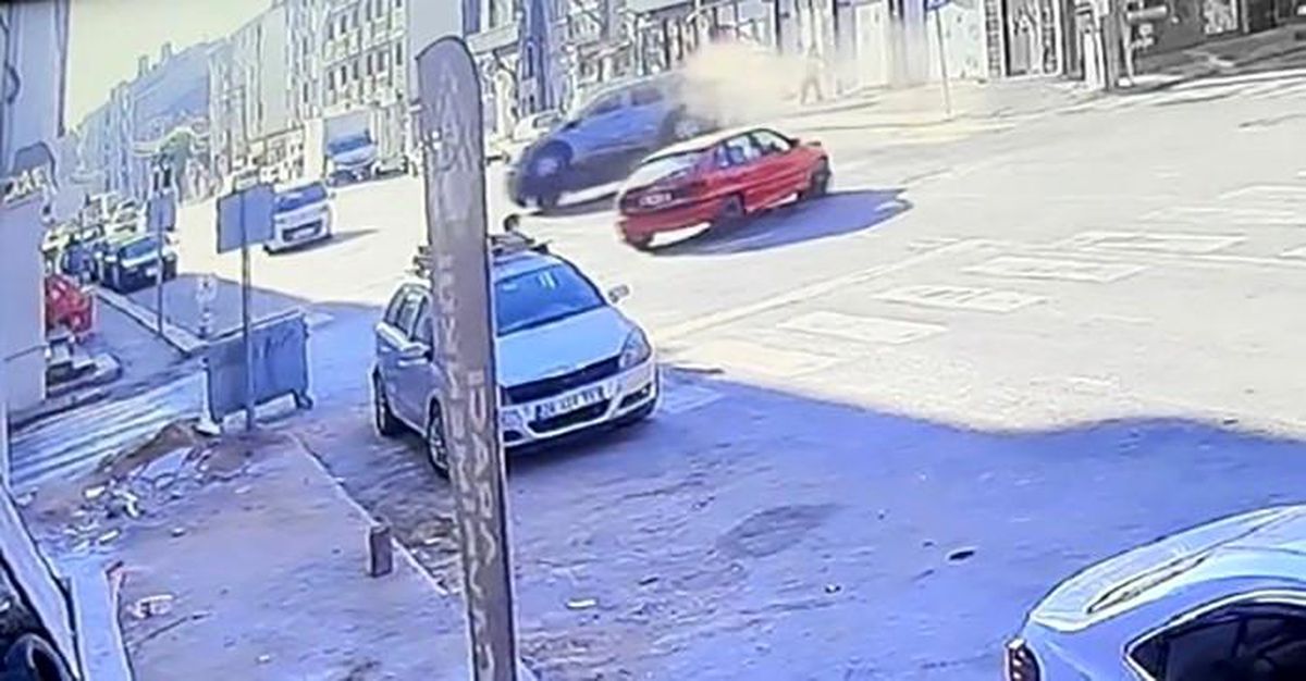 Ara sokaktan çıkan otomobilin çarptığı hafif ticari araç yan yattı