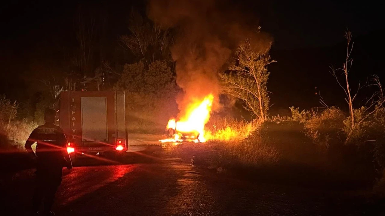 Bilecik’te motorundan alev alan otomobil küle döndü