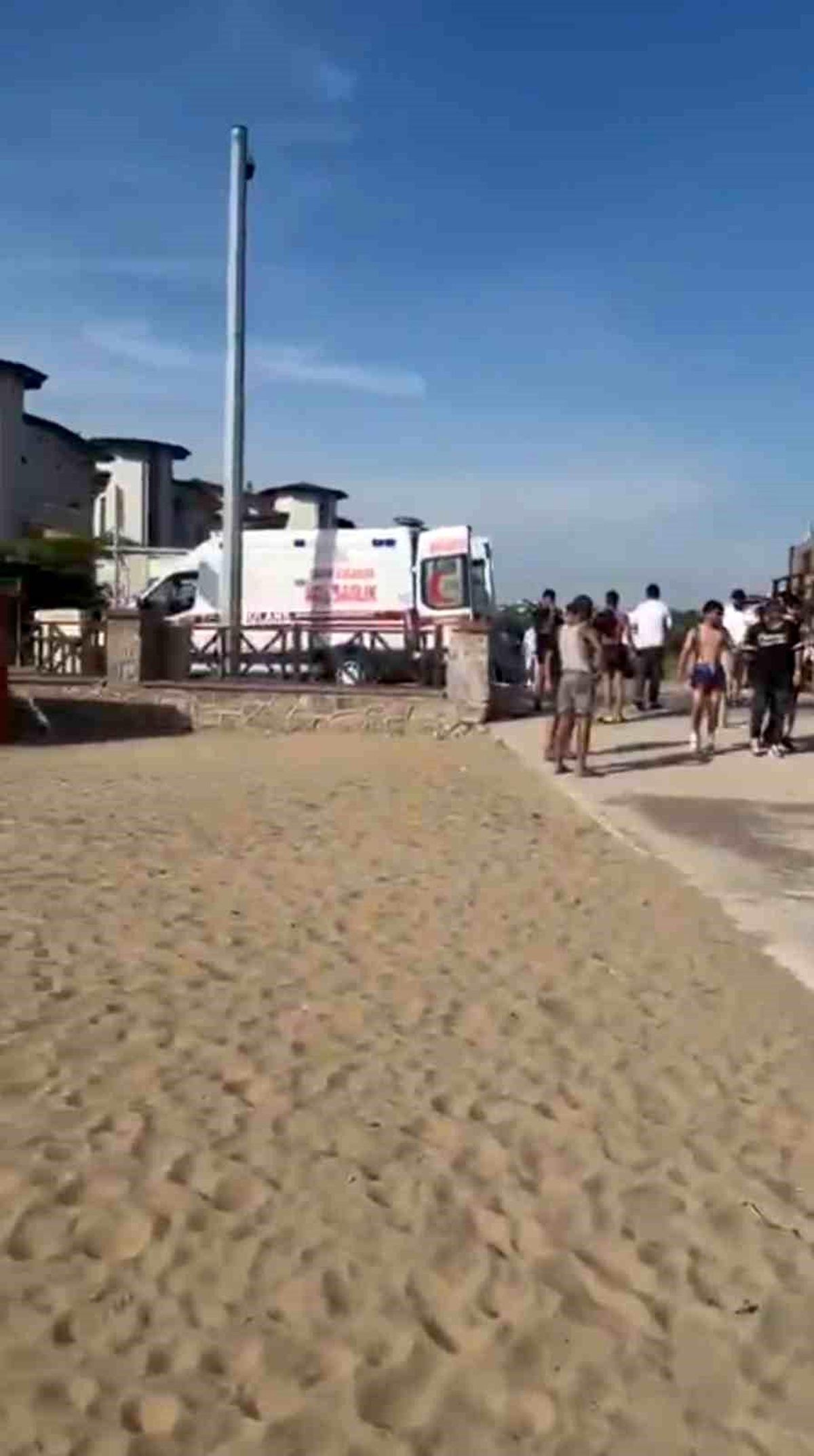 Serinlemek için girdiği denizde boğuldu, kardeşi hastaneye kaldırıldı