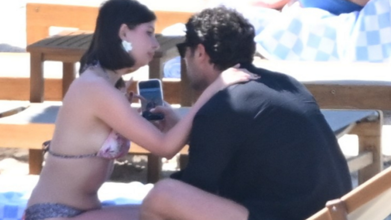 Ali Öner ve Zeynep Atılgan plajda aşka geldi