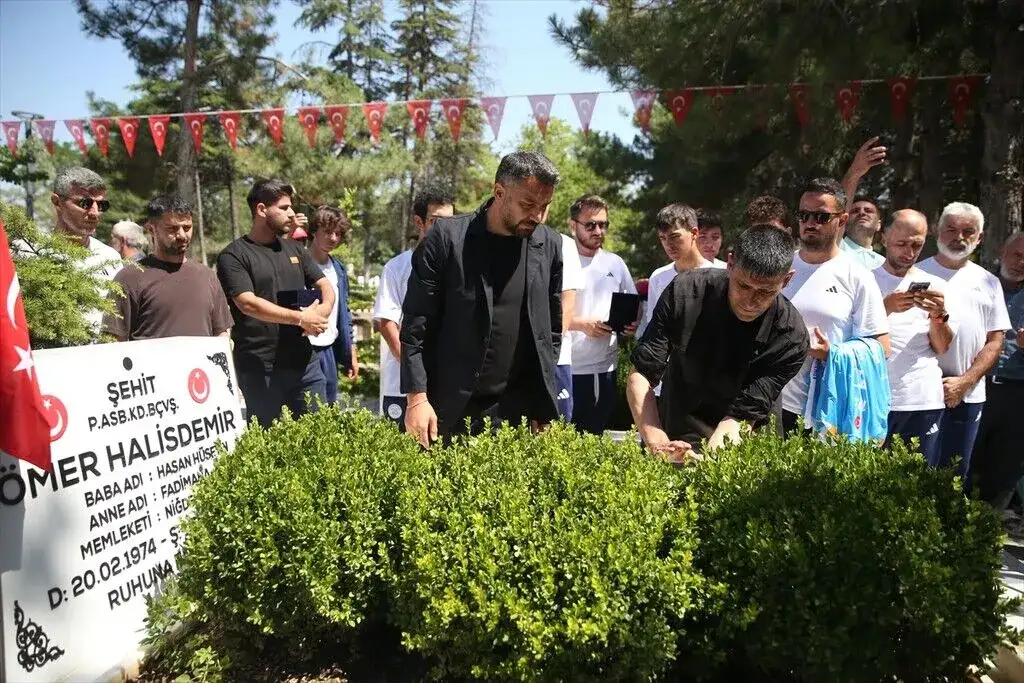 15 Temmuz kahramanı Ömer Halisdemir kabri başında anılıyor