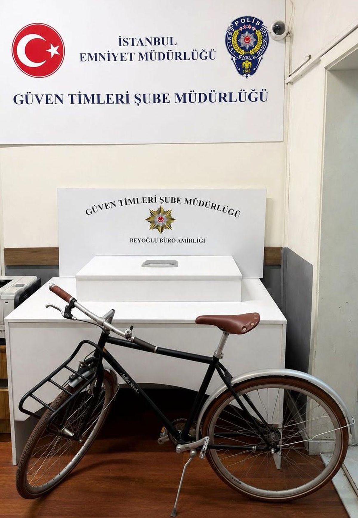 Beyoğlu'nda bisiklet çalan hırsız kamerada