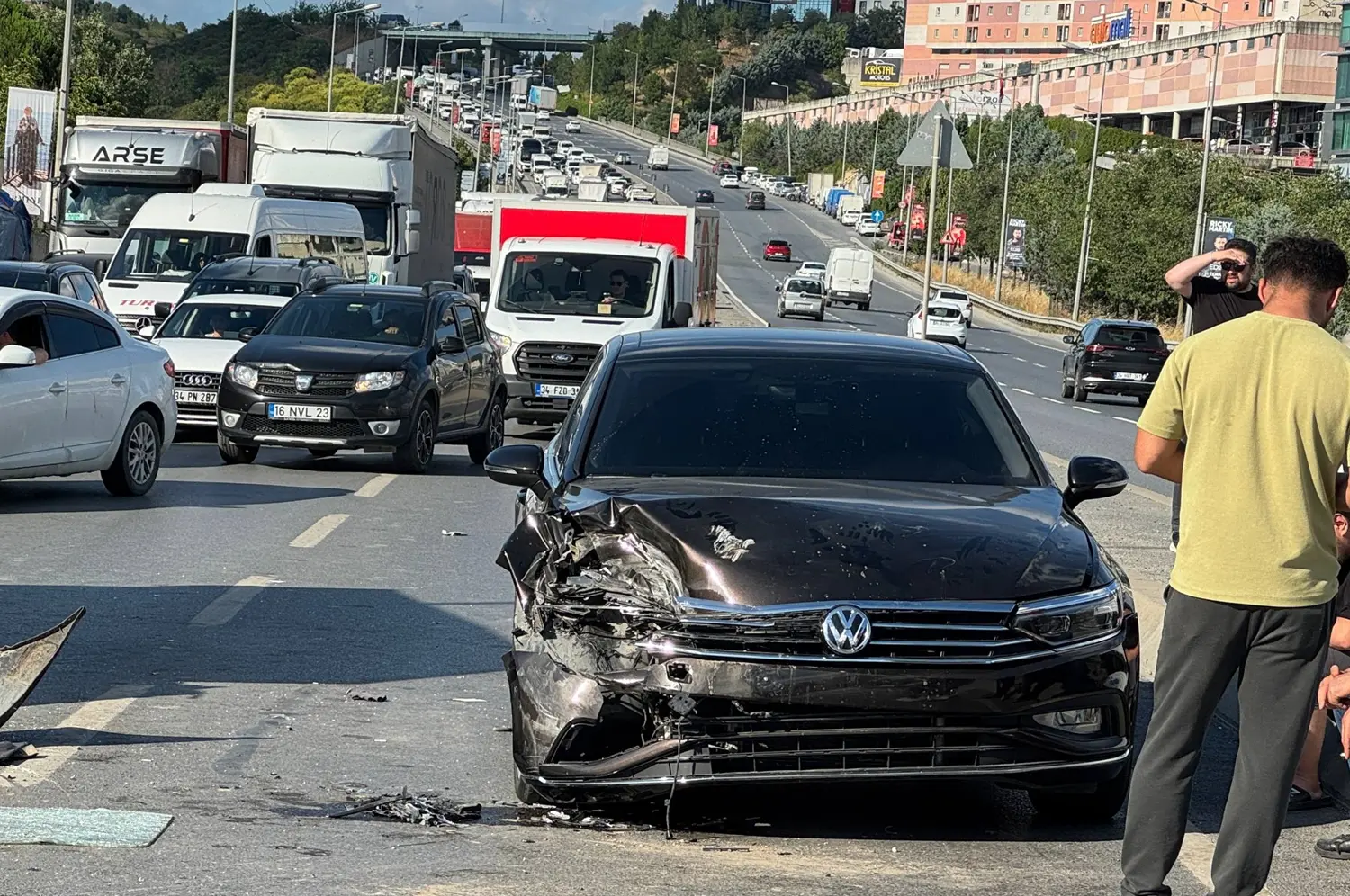 Esenler'de zincirleme kaza: Panelvan refüjü aşıp 4 araca çarptı