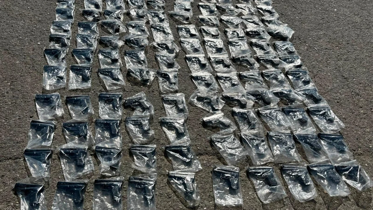 Yakıt deposundan cephanelik çıktı: Yolcu otobüsünde 120 tabanca ele geçirildi