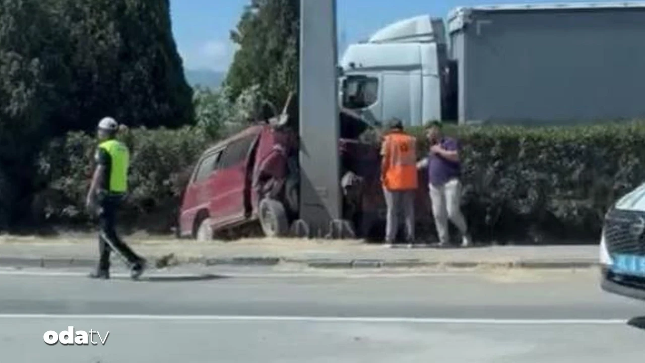 Kocaeli'de panelvan tabelaya çarptı: 1 ölü 2 yaralı