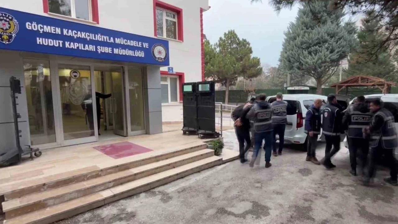 Konya merkezli göçmen kaçakçılığı operasyonunda 10 zanlı tutuklandı
