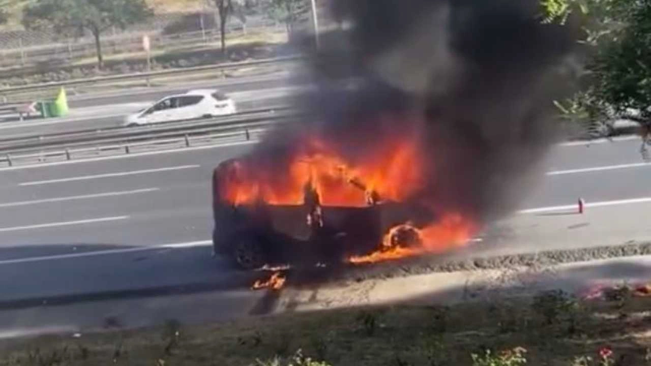 İstanbul'da seyir halindeki araç alev aldı