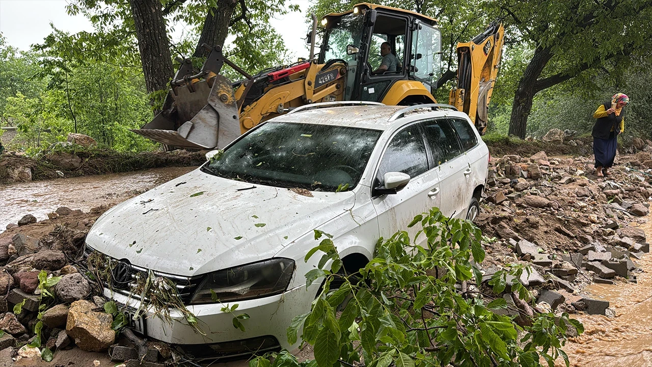 Niğde'de sağanak ve dolu yağışı: 3 araç sele kapıldı