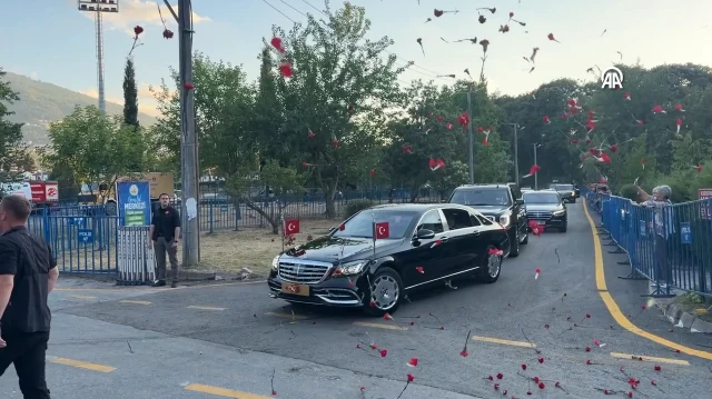 Sakarya’da büyük coşku: Cumhurbaşkanı Erdoğan Sapanca’da karanfillerle karşılandı