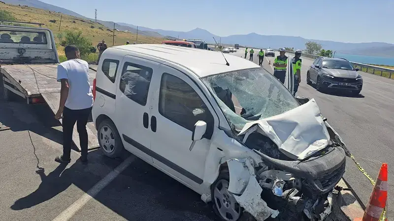 Van'da hafif ticari araç, park halindeki askeri araca çarptı; 1 şehit, 4'ü asker 5 yaralı
