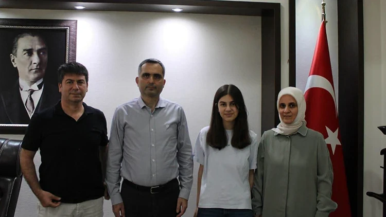 Adana'da LGS şampiyonu Şevval'e ödül