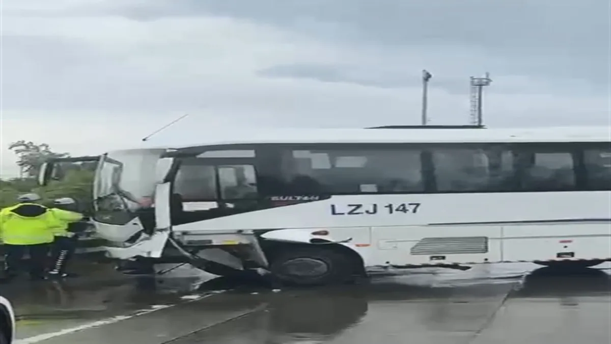Eyüpsultan'da servis aracı bariyerlere çarptı: 3 yaralı