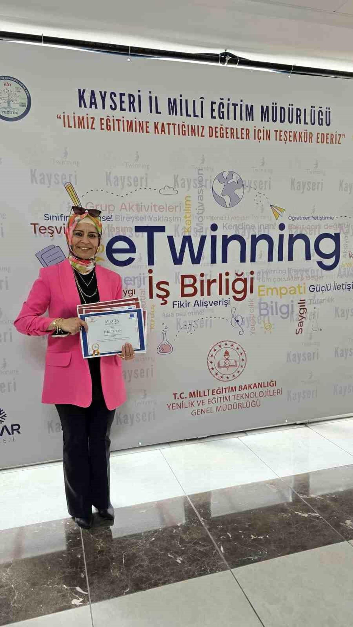 Hilal öğretmen geliştirdiği eTwinning projeleri ile öğrencilerin yüzünü güldürdü