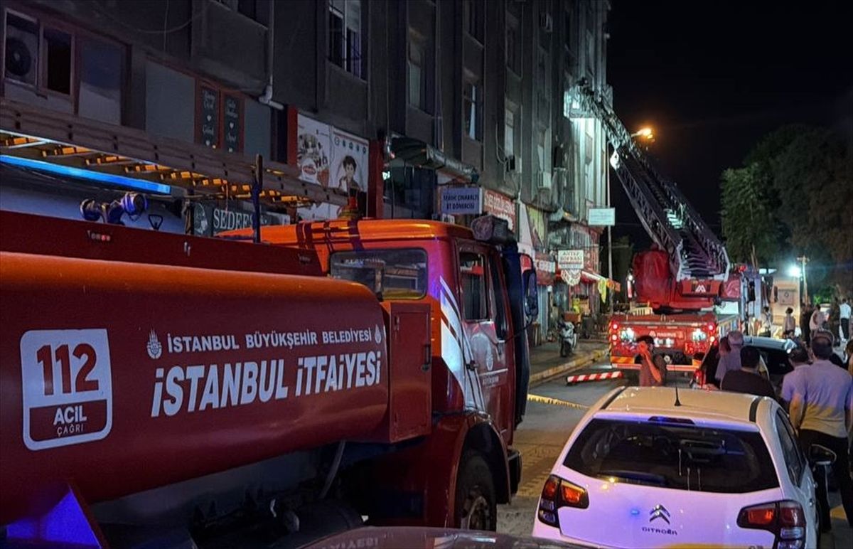 Küçükçekmece'de çıkan yangında 4 iş yerinde hasar oluştu