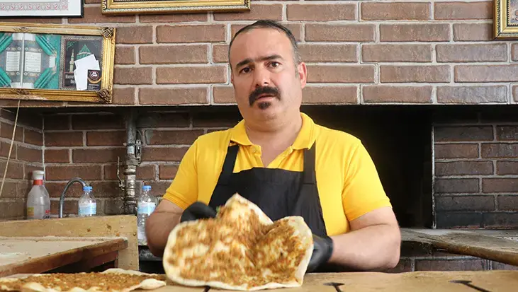 50 TL'lik lahmacunun sırrını açıkladı! 'Ucuza satıyorum ama kazanıyorum'