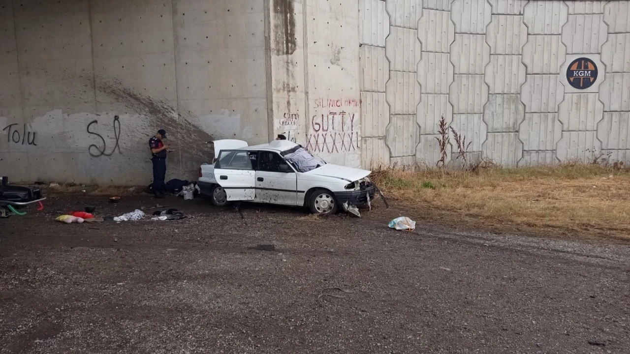 Köprü altında feci son! Beton duvara çarpan otomobilde 3 kişi öldü