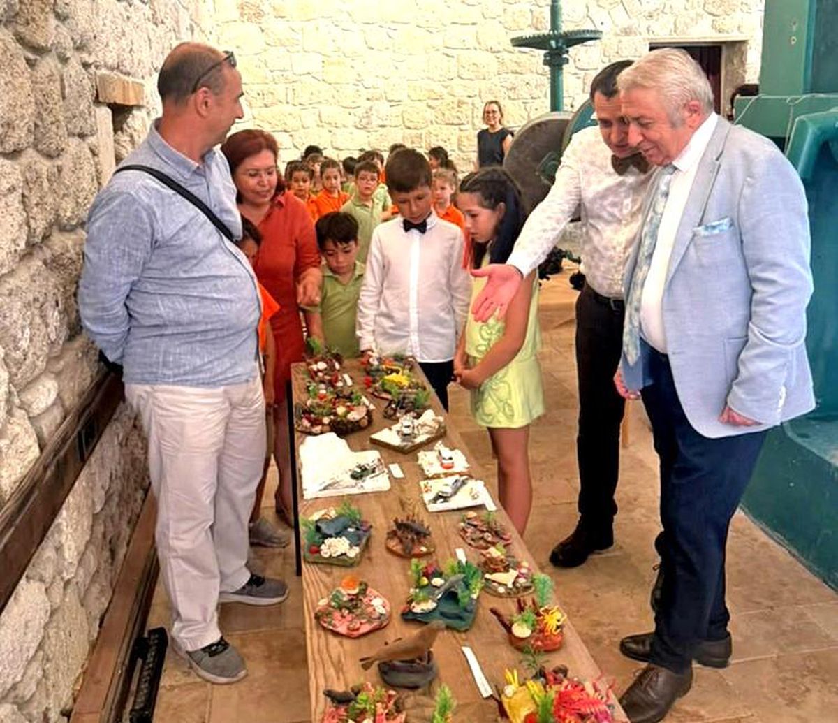 Atıklar minik ellerde sanat eserine dönüştü